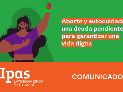 Mujer latina con puño en alto con pañuelo verde y el texto Aborto y autocuidado: una deuda pendiente para garantizar una vida digna